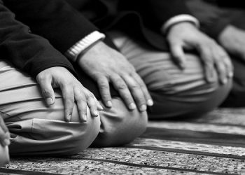 11 Perbuatan yang Terlarang di Dalam Sholat