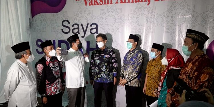 Di Vaksinasi MUI, Menkes Minta Masyarakat Bersabar