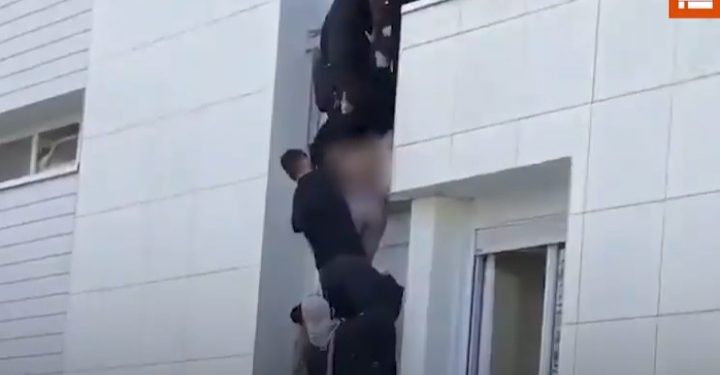 Sekelompok Pemuda Muslim Menolong Satu Keluarga dari Kebakaran di Prancis