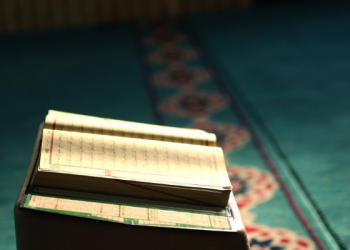 Tafsir Surat Al-Kahfi Ayat 1, Pujian kepada Allah