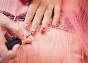 Hukum Kuteks Dipakai Saat Shalat