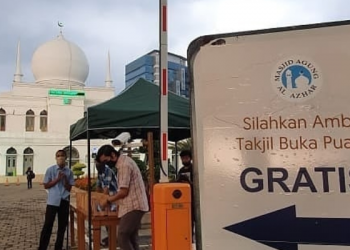 Masjid Al-Azhar Bagikan Takjil Secara Drive Thru