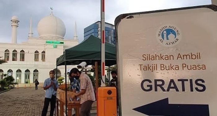 Masjid Al-Azhar Bagikan Takjil Secara Drive Thru