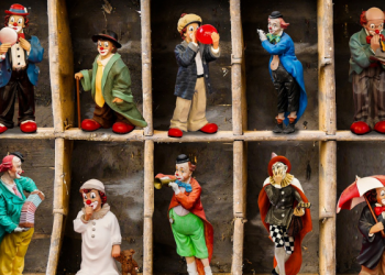 Komunitas Badut Necis Bagikan 100 Paket Takjil