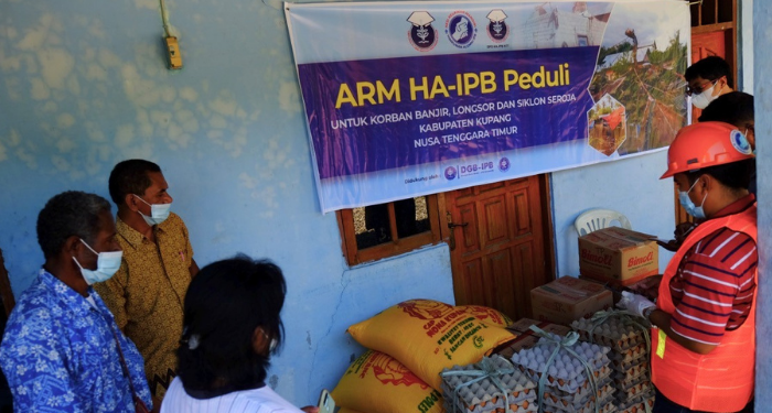 ARM HA-IPB Salurkan 0,72 Ton Bantuan ke Kupang