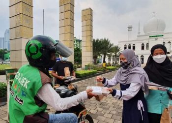 Masjid Agung Al Azhar Berbagi Takjil Drive Thru
