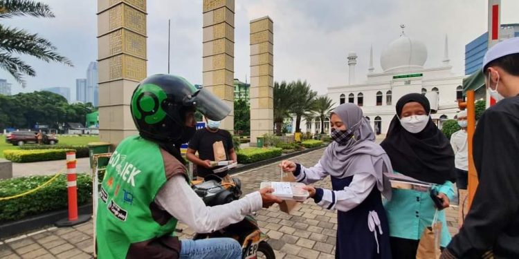 Masjid Agung Al Azhar Berbagi Takjil Drive Thru