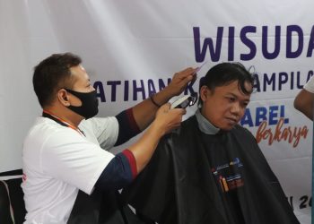 Bakrie Amanah & DT Peduli Wisuda 10 Penyandang Difabel: Program Difabel Bisa Berkarya Pelatihan Mencukur