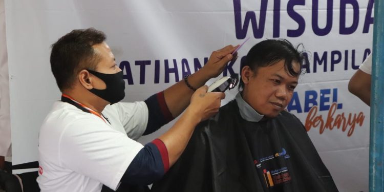 Bakrie Amanah & DT Peduli Wisuda 10 Penyandang Difabel: Program Difabel Bisa Berkarya Pelatihan Mencukur