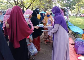 Berbagi Kurma dan Jadwal Imsakiyah di Makassar