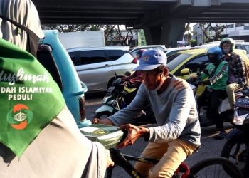 Selain Bagikan 48.516 Paket Buka Puasa, Muslimah Wahdah Islamiyah Juga Sebar Masker