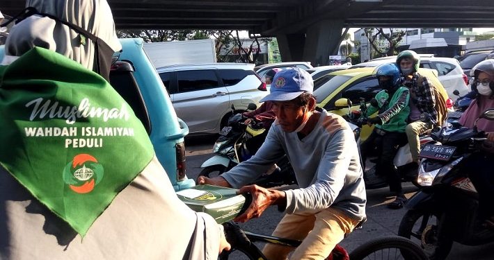 Selain Bagikan 48.516 Paket Buka Puasa, Muslimah Wahdah Islamiyah Juga Sebar Masker