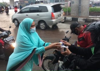 ChanelMuslim Peduli Bagikan Takjil untuk Para Pengendara