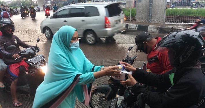 ChanelMuslim Peduli Bagikan Takjil untuk Para Pengendara