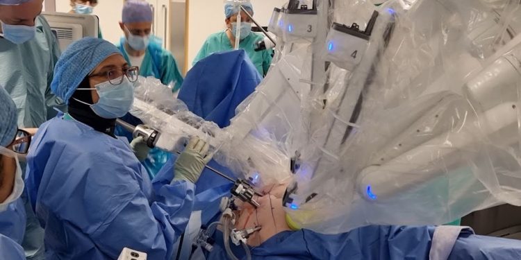 Dokter Muslim Skotlandia Perkenalkan Robot Bedah