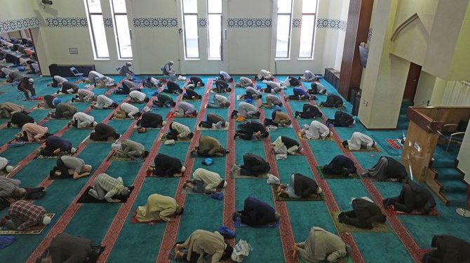Muslim Inggris Gembira Bisa Beribadah Lagi di Masjid