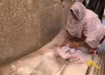 Viral Ibu-Ibu Jemaah Haji Mencuci Baju dengan Air Zamzam Seusai Umroh