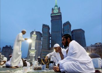 Relawan Bagikan 10.000 Makanan Berbuka Setiap Harinya di Makkah