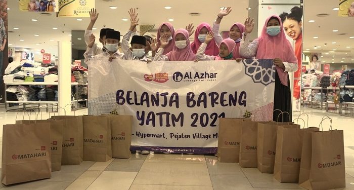 LAZ Al Azhar Ajak Yatim Duafa Belanja Keperluan Lebaran dan Sekolah