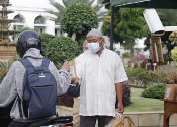 Masjid Agung Al Azhar Bagikan Takjil Drive Thru Selama Ramadan