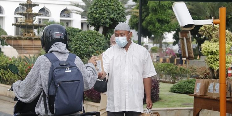 Masjid Agung Al Azhar Bagikan Takjil Drive Thru Selama Ramadan