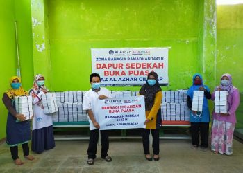 Hari Pertama Ramadan, LAZ Al Azhar Cilacap bagikan 200 Paket Takjil