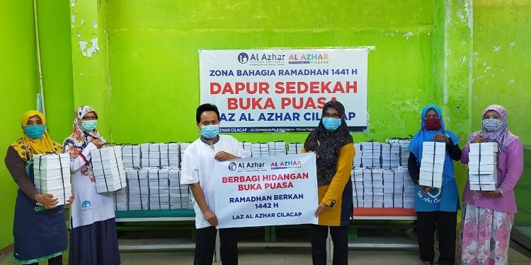 Hari Pertama Ramadan, LAZ Al Azhar Cilacap bagikan 200 Paket Takjil