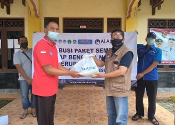 LAZ Al Azhar Jateng Salurkan Bantuan Paket Sembako Untuk Penyintas Erupsi Merapi