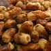 mengupas kurma