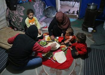 Pengungsi Suriah Buka Puasa Pertama
