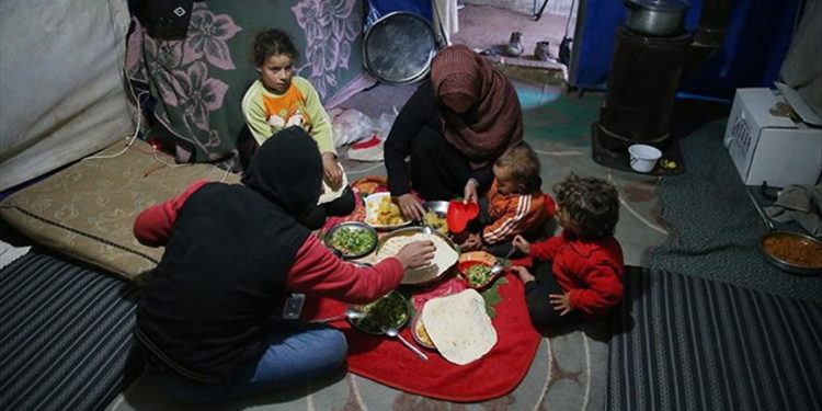 Pengungsi Suriah Buka Puasa Pertama