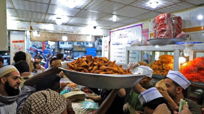 Camilan Ramadan Bawa Kegembiraan di Yaman
