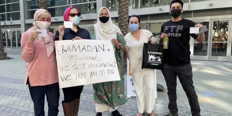 Muslim Latin Kunjungi Masjid untuk Berbuka dengan Taco dan Vaksinasi