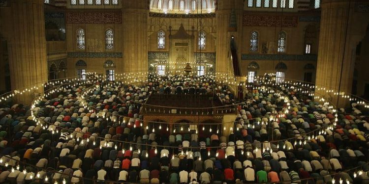 Enam Negara Arab Izinkan Tarawih di Masjid