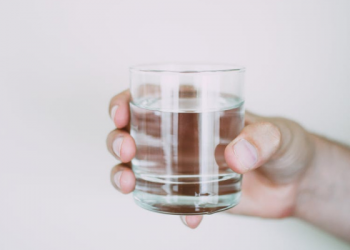 Larangan Bernapas di dalam Gelas saat Minum Air