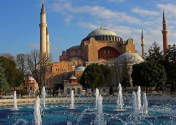 Untaian Lampu Bersinar di Masjid Hagia Sophia