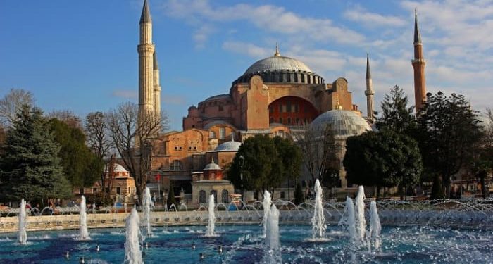 Untaian Lampu Bersinar di Masjid Hagia Sophia