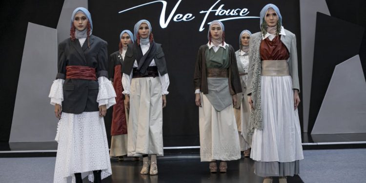 Vee House by Alvy Oktrisni Tampilkan Koleksi Rustic