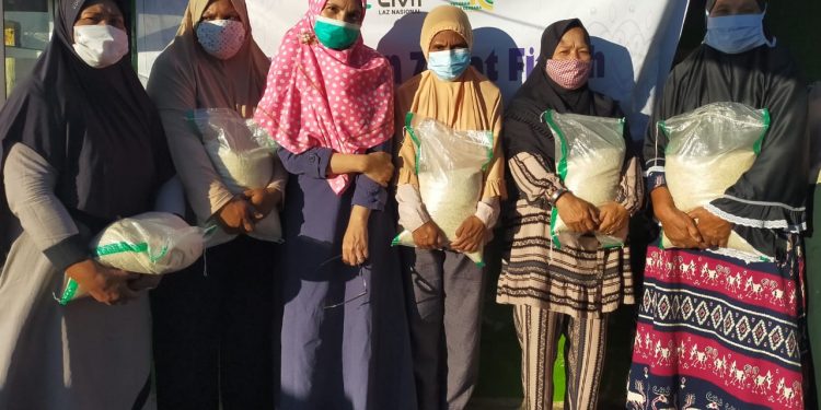 Zakat Fitrah dan Buka Puasa di Kampung Nelayan Korban Badai Seroja NTT