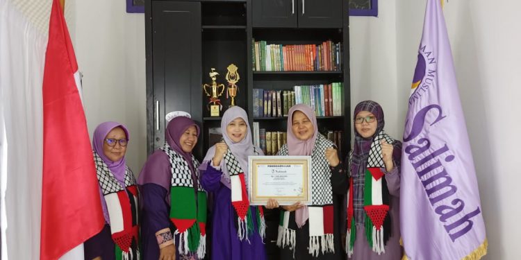 Foto: penyerahan bantuan Salimah untuk Palestina melalui KPIQP sebesar 1 milyar rupiah.