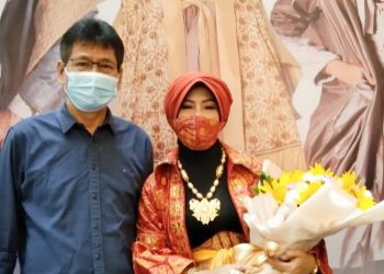 Suami Dukung Penuh Kiprah Oewi Wahyono di Ranah Fashion