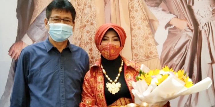 Suami Dukung Penuh Kiprah Oewi Wahyono di Ranah Fashion