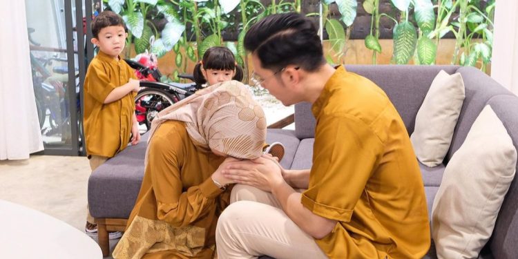 Sungkeman, Tradisi Lebaran Keluarga Nycta Gina