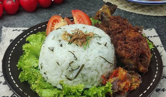 Sarapan Pagi dengan Nasi Gurih Daun Jeruk
