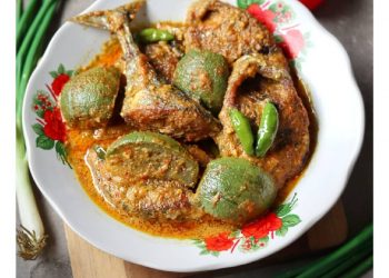 Makan Siang Keluarga dengan Tongkol Basengek