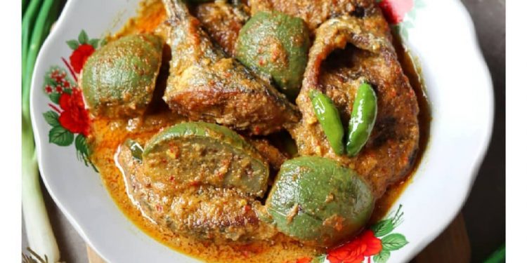 Makan Siang Keluarga dengan Tongkol Basengek
