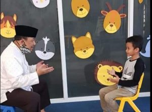 Heri Koswara berkomunikasi dengan anak Tuli di Yayasan Ibtisamah