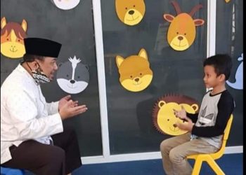 Heri Koswara berkomunikasi bahasa isyarat dengan anak Tuli di Yayasan Ibtisamah