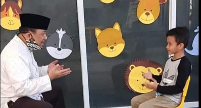 Heri Koswara berkomunikasi bahasa isyarat dengan anak Tuli di Yayasan Ibtisamah