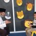 Heri Koswara berkomunikasi bahasa isyarat dengan anak Tuli di Yayasan Ibtisamah
